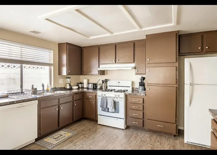 4 Bed 2 Bath Reno With Private Pool